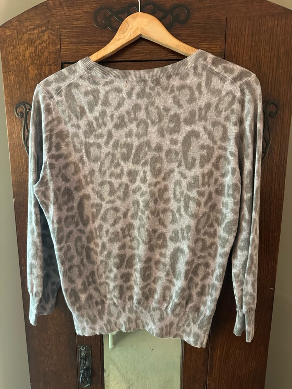 Banana Republic Very Lightweight Leopard Print 3/4 sleeves- purple grey- Size L - Picture 2 of 4
